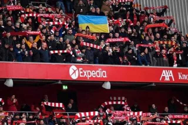 Болельщики "Ливерпуля" на матче АПЛ развернули флаг Украины