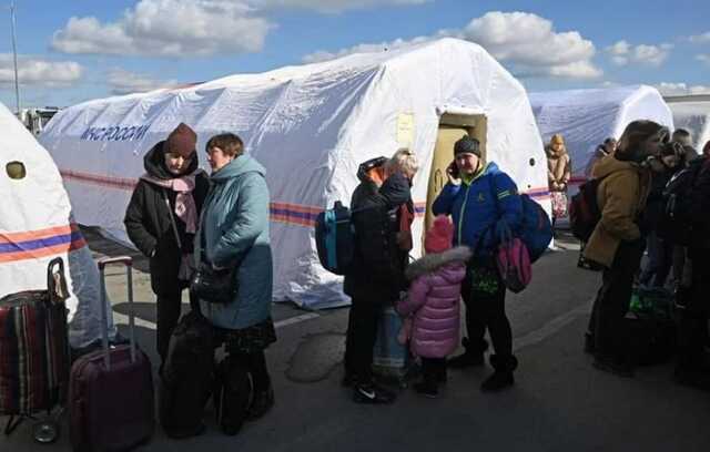 В сети показали, как людей, эвакуированных с оккупированного Донбасса, подвергают унижениям в РФ