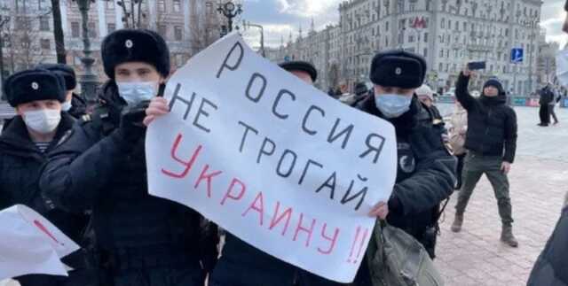 "Россия, не трогай Украину": в Москве устроили акцию против войны