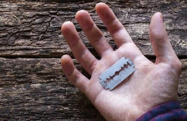 В одном из учебных учреждений Днепра 17–летний парень вскрыл себе вены