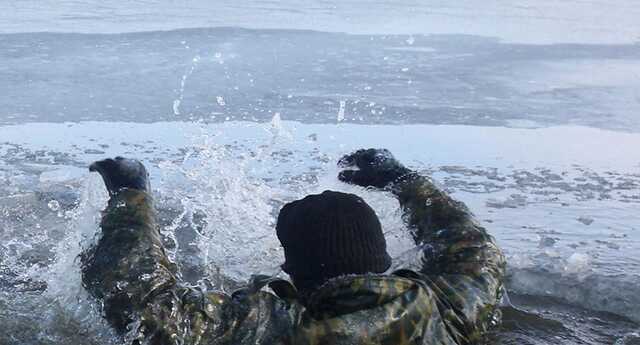 Трое полицейских провалились под лед, спасая рыбака в Днепре