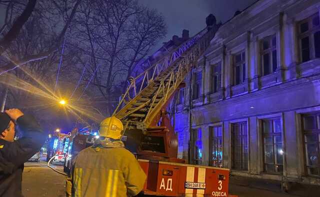 В центре Одессы горит здание колледжа