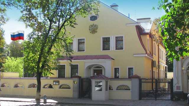 Российские консульства в Харькове и Львове также прекратили прием граждан