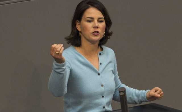 Бербок – Путіну: Не грайте життями людей на Донбасі