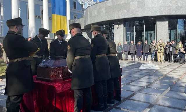 В Киеве простились с убитым оккупантами бойцом ВСУ: у него осталось трое детей