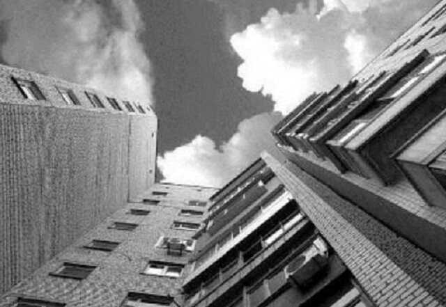 В Киеве из окна квартиры на пятом этаже выпал подросток и выжил