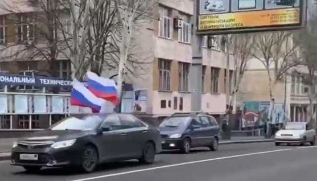 В безлюдном Донецке оккупанты устроили показуху с флагами РФ