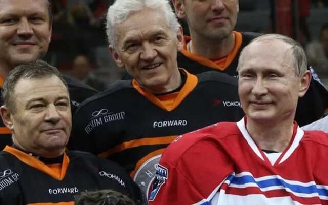      $32    , - Bloomberg