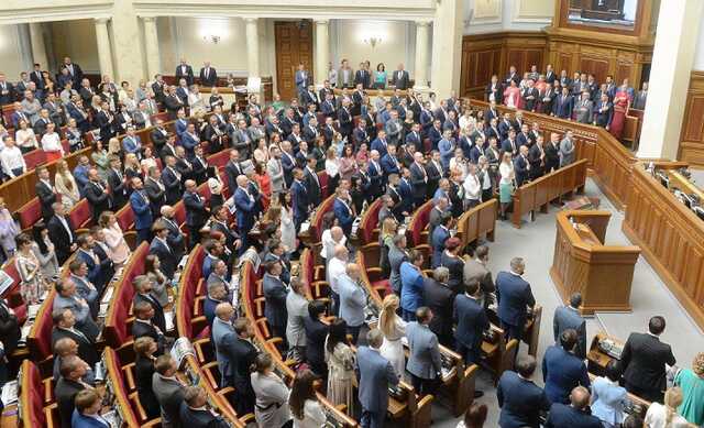 В Раде депутаты стоя аплодировали украинским защитникам