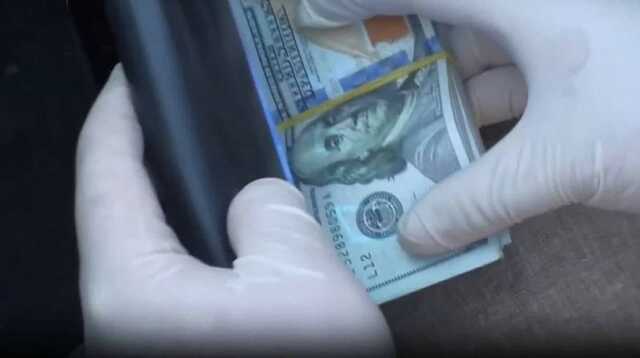 Во Львове у иностранца запросили 12 тысяч долларов за паспорт