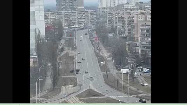 Танк оккупантов переехал авто с водителем в Киеве: мужчина выжил, шокирующее видео