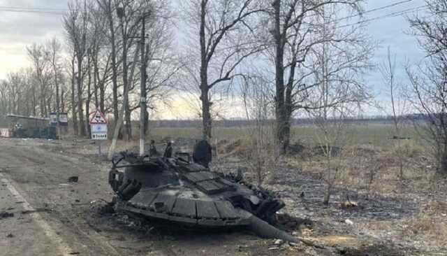 Российские танки брюхом кверху: украинские военные поделились эффектными снимками с поля боя