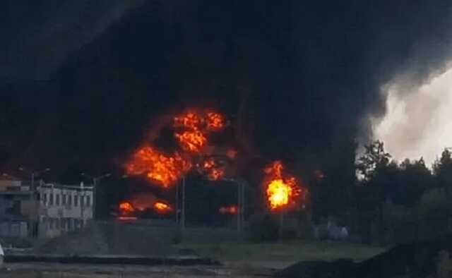 После ракетного обстрела Василькова вспыхнула нефтебаза