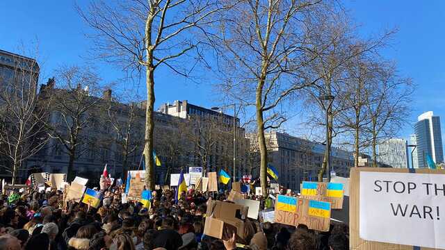 Украинский лозунг "русский военный корабль – иди на х@@" покоряет Брюссель
