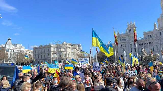 Колонне ни конца, ни края: в Мадриде прошла гигантская акция в поддержку Украины