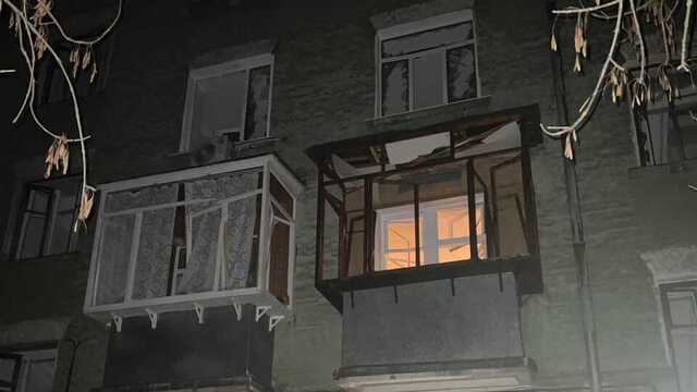Ракета оккупантов попала в жилой дом в Чернигове: горят нижние этажи