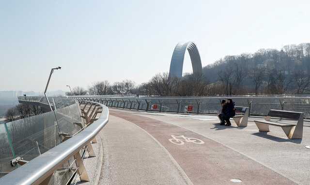 В Киеве работают магазины и транспорт, но на улицу лучше не выходить