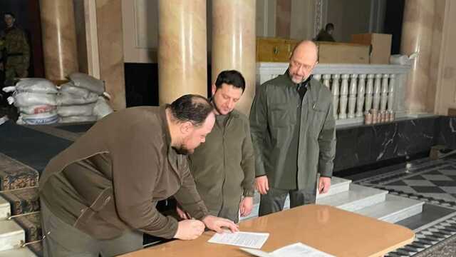 Исторический момент: Зеленский подписал заявку на членство Украины в ЕС