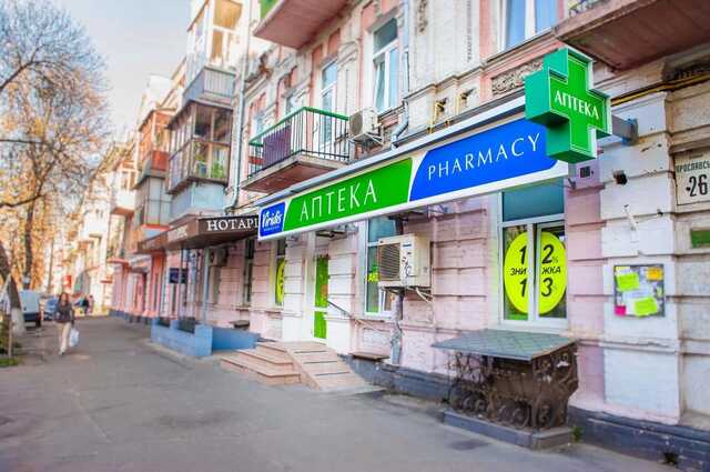 Минздрав призвал открыть аптеки