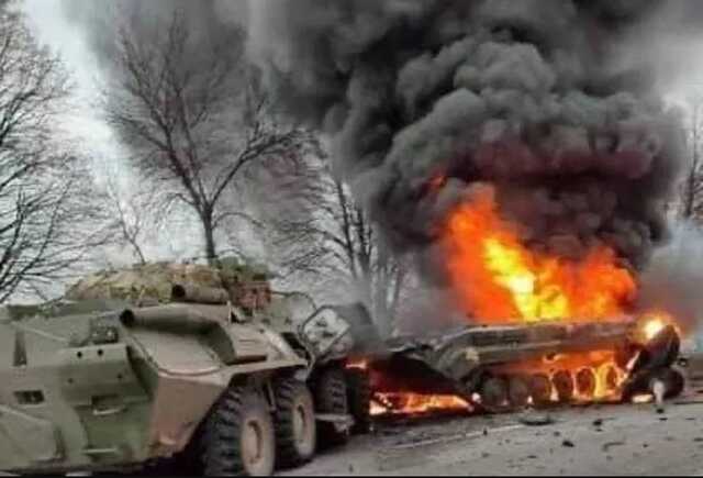 "Кидай, оккупанты!": украинцы из окон авто на ходу закидали российскую БМП коктейлями Молотова