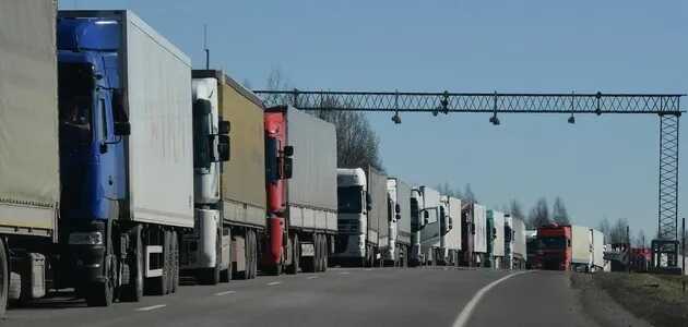 В странах ЕС дальнобойщики повреждают фуры с номерами России и Белоруссии