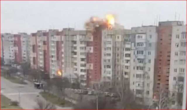 В Херсоне снаряды оккупантов попали в девятиэтажки