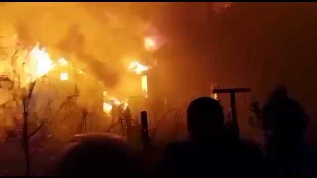 После удара крылатой ракетой по Житомиру горят жилые дома