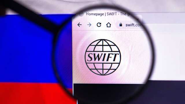 ЕС отключил от SWIFT попавшие под санкции российские банки