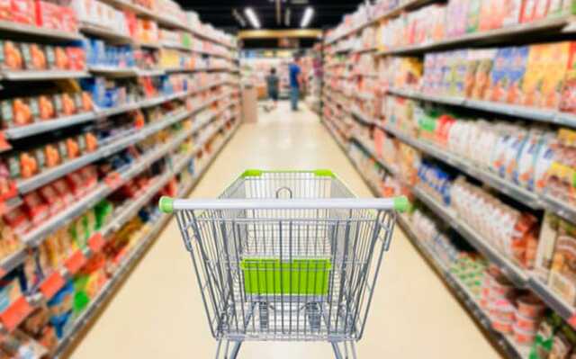 Кому война, а кому мать родна: как магазины "обворовывают" украинцев