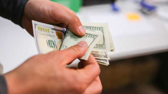 Мэр Чернигова выплатил первые деньги за убитых россиян