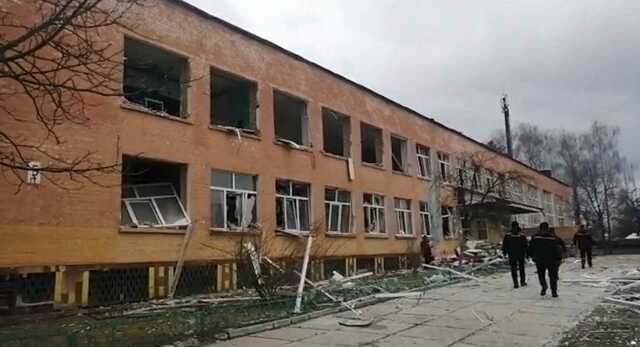 В Чернигове российские самолеты атаковали две школы и дома: 9 погибших