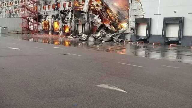 На Житомирской трассе под Киевом полностью сгорел склад косметики