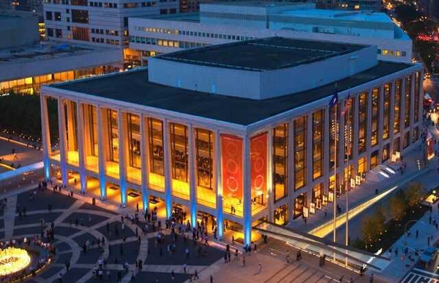 Анну Нетребко, російську оперну співачку, звільнили з Метрополітен-опера