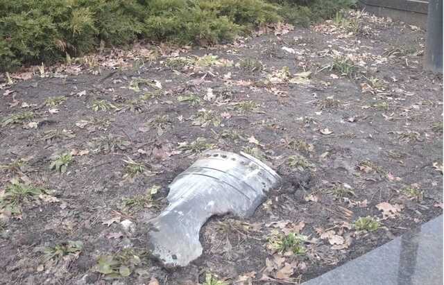 На подвір‘я Володимира Зеленського впав уламок ракети