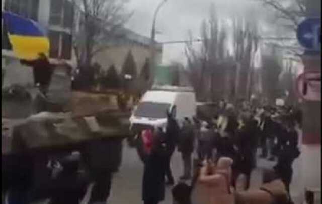 Оккупанты покинули центр Херсона: митингующие на трофейном БТРе отправились по проспекту