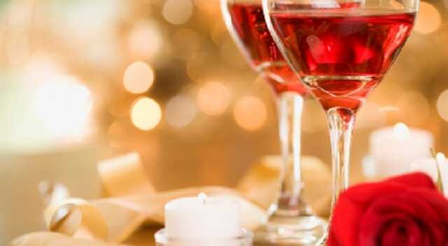 Киевские подростки устроили романтический ужин на лестнице в бомбоубежище: эмоциональное фото