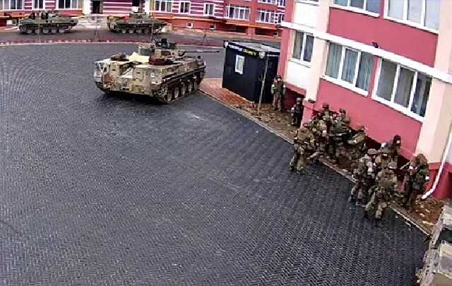 У Гостомелі окупанти обстріляли будинок та взяли в заручники десятки людей