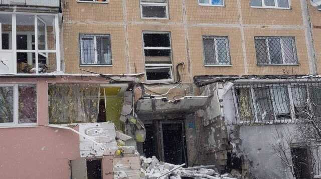 Оккупанты снова обстреливают жилые дома Харькова: ужасные видео разрушений