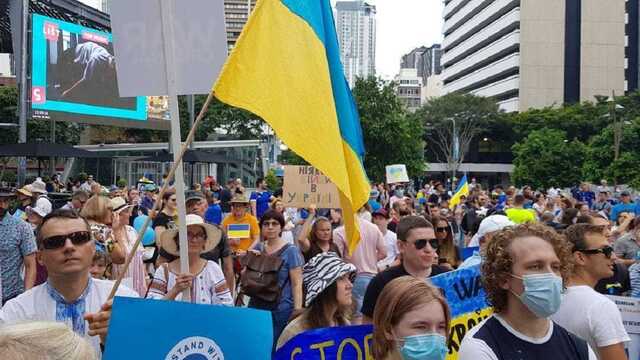 В Австралии люди вышли с сине-желтой символикой, чтобы поддержать Украину