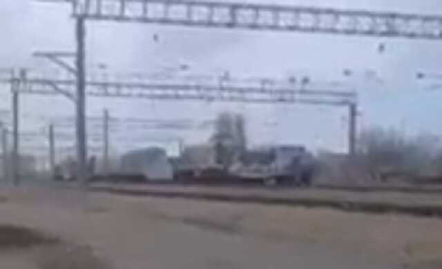 Українці Мелітополя прокльонами зустрічають бронепоїзд залізничних військ РФ