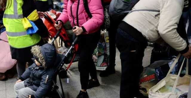 Полицейские помогают эвакуировать харьковчан и спасают животных