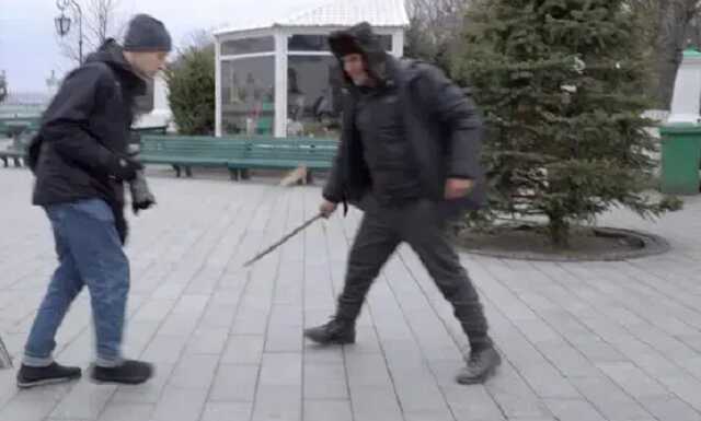 В Киево-Печерской лавре напали на журналистов из-за вопроса о войне