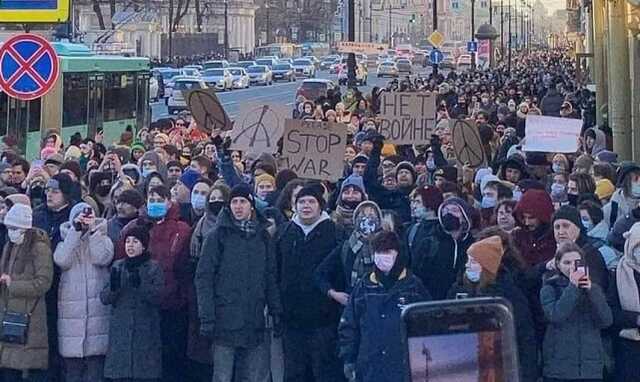 "Нет войне!", "Путин х@@ло!": в России протесты стали массовыми, задержано больше тысячи человек