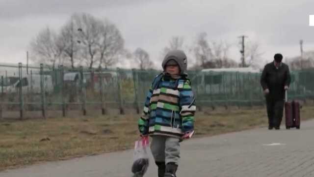Видео с украинским мальчиком, плачущим на границе с Польшей, стало вирусным среди иностранцев