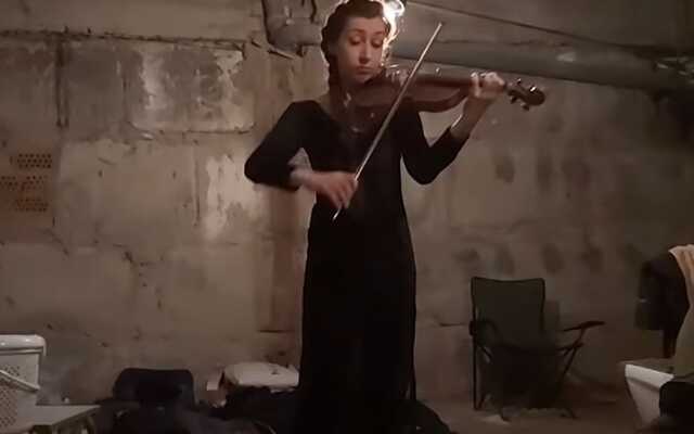 Скрипачка в Харькове глушила музыкой взрывы бомб: видео