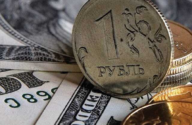 Доллары в России заканчиваются: обменники опустели, а курс взлетел на 120%