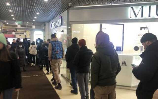 Как к мавзолею: в Москве даже среди ночи – огромные очереди к банкоматам