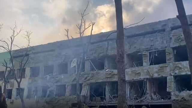 Показали места падения бомбы, которую оккупанты сбросили на больницу в Мариуполе