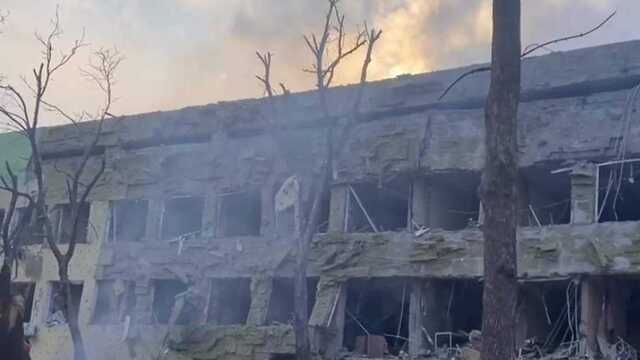 Людей выносят на носилках: еще одно жуткое видео обстрела детской больницы в Мариуполе