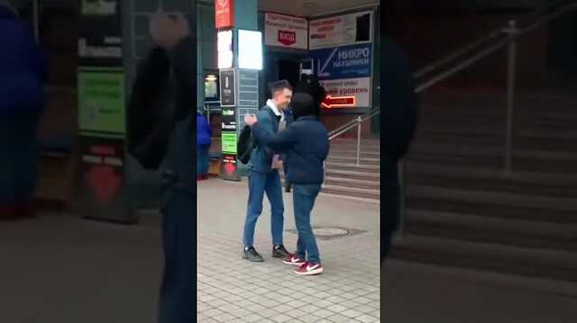 "Обними, если против войны": в Минске парень устроил одиночную акцию